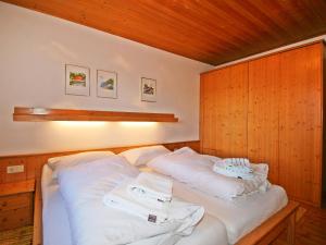 Una cama o camas en una habitación de Apartment Christine-1 by Interhome
