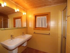 łazienka z umywalką i lustrem w obiekcie Chalet Neunhoeffer by Interhome w mieście Patergassen +17 zdjęć