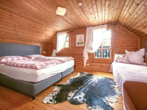 sypialnia z dwoma łóżkami w drewnianej chacie w obiekcie Chalet Neunhoeffer by Interhome w mieście Patergassen