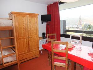 d'une salle à manger avec une table, des chaises et une fenêtre. dans l'établissement Apartment Aravis-3 by Interhome, aux Menuires