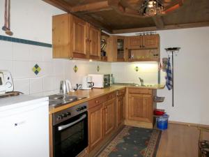 Kuchyňa alebo kuchynka v ubytovaní Apartment Aktiv - HBN220 by Interhome