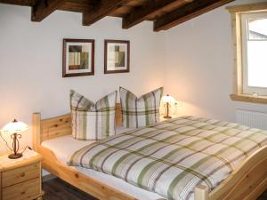 ein Schlafzimmer mit einem Bett mit zwei Lampen und einem Fenster in der Unterkunft Apartment Rieser - NIT130 by Interhome in Umhausen