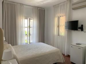 Televízia a/alebo spoločenská miestnosť v ubytovaní Hotel Paraíso Del Mar