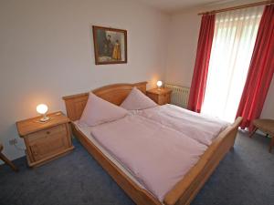 Postel nebo postele na pokoji v ubytování Apartment Edelweiss-2 by Interhome