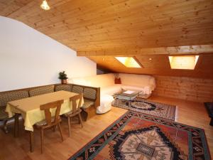 ein Wohnzimmer mit einem Tisch und einem Sofa in der Unterkunft Apartment Obernberg by Interhome in Obernberg am Brenner