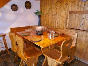 - une table et des chaises en bois dans une chambre avec une table et des chaises dans l'établissement Apartment Eden Roc 28 by Interhome, à Nendaz