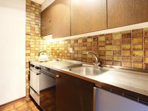 Kuchyň nebo kuchyňský kout v ubytování Apartment Eden Roc 28 by Interhome