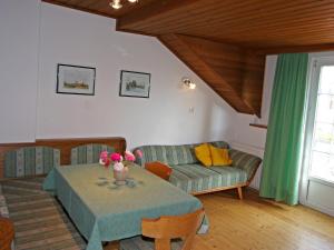 uma sala de estar com uma mesa e um sofá em Apartment Frank-2 by Interhome em Feldkirchen in Kärnten