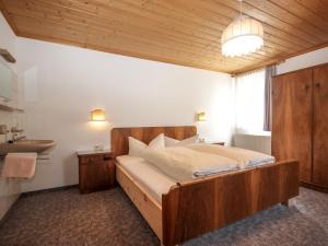 Posteľ alebo postele v izbe v ubytovaní Apartment Elis by Interhome