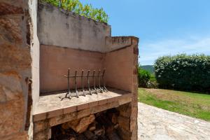 Una pared de ladrillo con una chimenea. en Villa Barbara - Near Chia Beach, en Domus de Maria