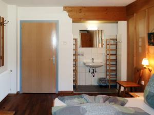Postel nebo postele na pokoji v ubytování Apartment Leo by Interhome