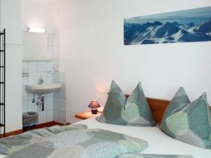Postel nebo postele na pokoji v ubytování Apartment Leo by Interhome