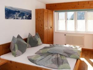 Postel nebo postele na pokoji v ubytování Apartment Leo by Interhome
