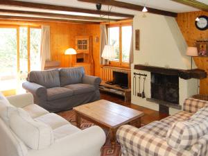 ein Wohnzimmer mit Sofas und einem Kamin in der Unterkunft Chalet Les Etoiles by Interhome in Nendaz