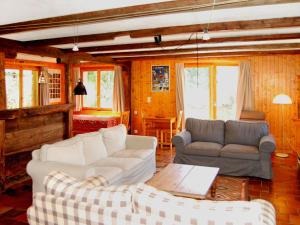 ein Wohnzimmer mit 2 Sofas und einem Tisch in der Unterkunft Chalet Les Etoiles by Interhome in Nendaz