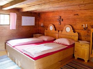 1 Schlafzimmer mit 2 Betten in einer Holzhütte in der Unterkunft Chalet Troadkasten by Interhome in Neuhofen im Innkreis