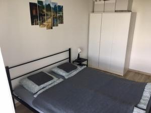 Een bed of bedden in een kamer bij Apartman Lake
