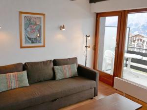 uma sala de estar com um sofá e uma janela em Apartment Christiania 2 O3 by Interhome em Nendaz
