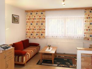 sala de estar con sofá y mesa en Apartment Bergkristall - SIX115 by Interhome, en Spiss