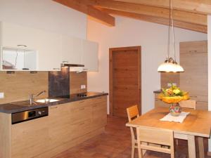 フェンデルスにあるApartment Alpenherz - PTZ432 by Interhomeのキッチン(木製テーブル付)、キッチン(シンク付)