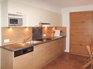 Virtuvė arba virtuvėlė apgyvendinimo įstaigoje Apartment Alpenherz - PTZ431 by Interhome