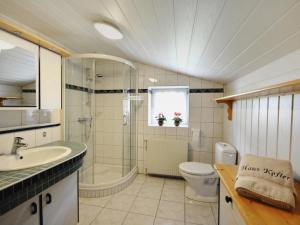 Ένα μπάνιο στο Holiday Home Ferienhaus Haus Kofler by Interhome