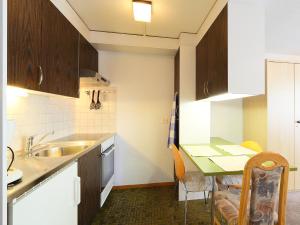 una pequeña cocina con fregadero y mesa en Apartment Imperial-4 by Interhome, en Zermatt