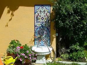 ein Mosaikfenster auf der Seite eines Gebäudes mit Blumen in der Unterkunft Apartment Keutschach by Interhome in Keutschach am See