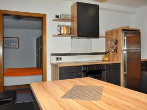 カップルにあるApartment Miramonte - KPL281 by Interhomeのキッチン(木製テーブル、冷蔵庫付)