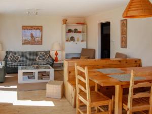 ナンダにあるApartment Bel Alp D3 by Interhomeのキッチン、リビングルーム(木製テーブル、椅子付)