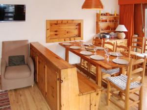 ナンダにあるApartment Bel Alp D3 by Interhomeのダイニングルーム(大きな木製テーブル、椅子付)