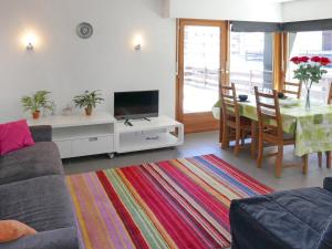 TV a/nebo společenská místnost v ubytování Apartment Zanfleuron A1 by Interhome