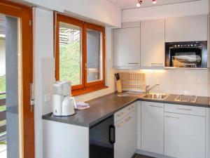 Kuchyň nebo kuchyňský kout v ubytování Apartment Zanfleuron A1 by Interhome