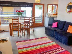 - un salon avec un canapé, une table et des chaises dans l'établissement Apartment Zanfleuron A1 by Interhome, à Nendaz