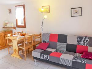 ein Wohnzimmer mit einem Sofa und einem Tisch in der Unterkunft Holiday Home Les Maisons du Rivage Bleu by Interhome in Narbonne-Plage