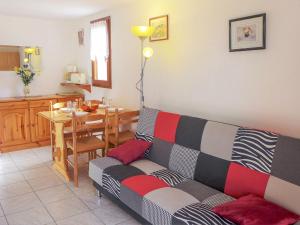 una sala de estar con un sofá y una mesa en Holiday Home Les Maisons du Rivage Bleu by Interhome, en Narbonne-Plage