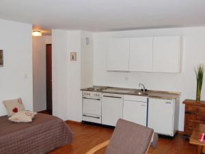 una cucina con letto e una cucina con lavandino di Apartment Quille du Diable 33 by Interhome a Nendaz