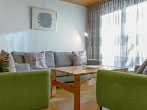 ein Wohnzimmer mit einem Sofa und einem Tisch in der Unterkunft Apartment Gamma by Interhome in Zermatt
