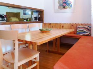 ツェルマットにあるアパートメント ガンマ ツェルマットの木製テーブル