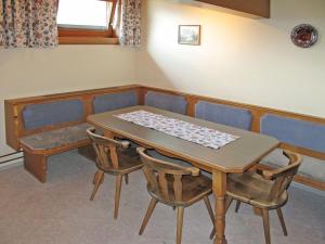 ein Esszimmer mit einem Tisch und Stühlen in der Unterkunft Apartment Hochwart - MHO353 by Interhome in Brandberg