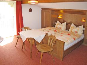 sypialnia z łóżkiem, stołem i krzesłami w obiekcie Apartment Hochwart - MHO353 by Interhome w mieście Brandberg
