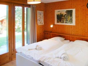 een slaapkamer met een bed met handdoeken erop bij Chalet Sven Heul by Interhome in Nendaz +31 foto's