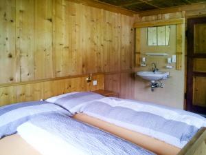 una camera con letto e lavandino di Holiday Home Ladner - KPL149 by Interhome a Kappl