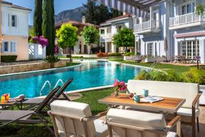 Bazén v ubytování Portvillas by Villa Safiya nebo v jeho okolí