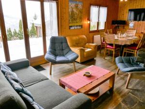 salon z kanapą, krzesłami i stołem w obiekcie Chalet Chalet Picardie by Interhome w mieście Nendaz