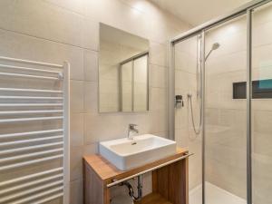 La salle de bains est pourvue d'un lavabo et d'une douche. dans l'établissement Apartment Christoph - KPL371 by Interhome, à Kappl