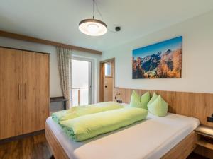 sypialnia z dużym łóżkiem z żółtą pościelą w obiekcie Apartment Christoph-2 by Interhome w mieście Kappl