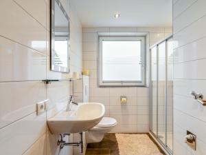 カップルにあるApartment Christoph - KPL370 by Interhomeの白いバスルーム(洗面台、トイレ付)