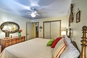 Katil atau katil-katil dalam bilik di Charming Getaway with Lake Cumberland Views!