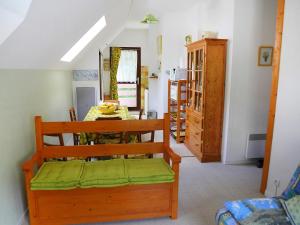 une salle à manger avec une table et une chaise dans l'établissement Apartment Les Marmottes by Interhome, à Barèges